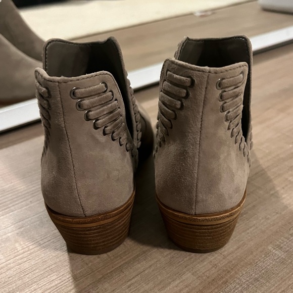 VINCE CAMUTO Pevista Bootie Suede - Picture 4 of 6